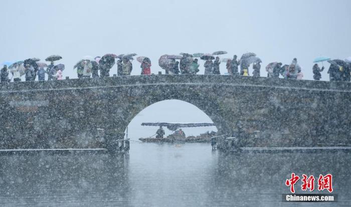 雪中的西湖美景吸引游人。 <a target='_blank'  data-cke-saved-href='/' href='/'>中新社</a>記者 王剛 攝