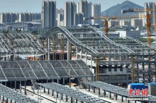 圖為航拍南沿江鐵路江陰站站房屋面鋼結(jié)構(gòu)桁架整體提升現(xiàn)場(chǎng)。(無人機(jī)照片) 中新社記者 泱波 攝